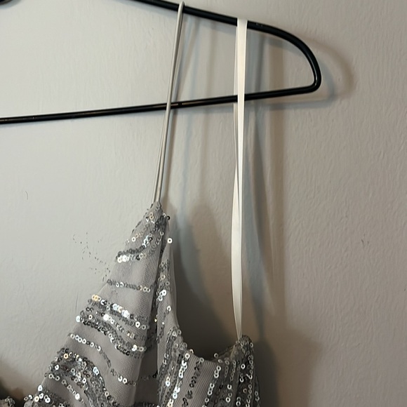 Silver sequins gown - Picture 8 of 13